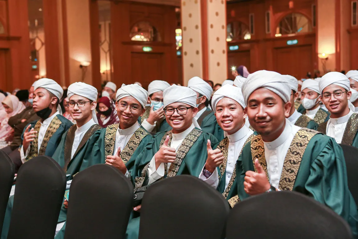 Pelajar tahfiz sedang hafal quran